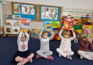 Dzieci prezentują swoje książki.