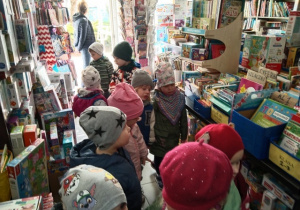 Dzieci rozglądają się co można kupić w księgarni.
