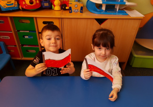 Hubert i Kasia prezentują swoje flagi.