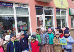 Dzieci przed księgarnią.