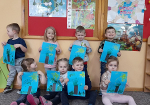 Dzieci prezentują ekologiczne drzewa.