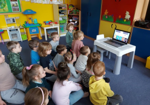 Dzieci oglądają film edukacyjny na temat segregacji odpadów.
