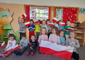 "Skrzaty" prezentują wykonane flagi Polski.