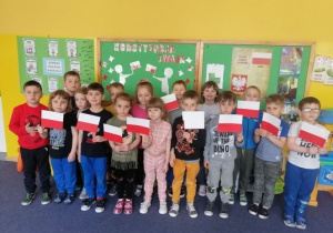 "Jerzyki" prezentują wykonane flagi Polski.