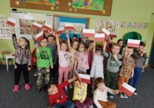 "Pszczółki" prezentują wykonane flagi Polski.