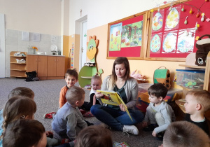 Mama Michała czyta dzieciom książkę
