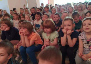 Dzieci oglądają teatrzyk.