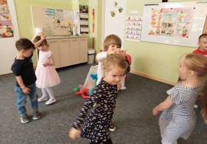 Tańczące dzieci.