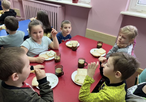 Hania, Dawid, Szymon, Oliwia i Igor podczas jedzenia kanapek.