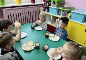 Oliwia, Adam, Olek, Grześ oraz Ania jedzący smaczne kanapki