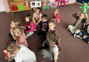 Dzieci z zaciekawieniem oglądają przygody wesołych fasolek przy okazji ucząc się języka angielskiego