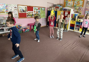 Szymon, Ewa, Jaś, Oliwka i Adam tańczą w rytm fasolkowych utworów wraz z maskotką Zoom’a i Tick Tock’a