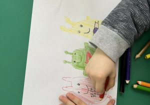 5 Dzieci chętnie rysują swoje ulubione postacie Baby Beetles, mają sporo roboty, ponieważ uwielbiają wszystkie