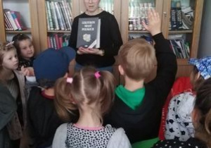 Dzieci poznają pracę bibliotekarki.
