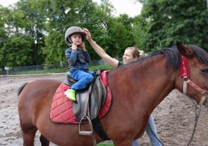 Wszystkie dzieci jeździły konno - Adaś na koniu.