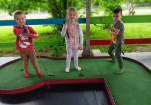 Paweł, Laura i Hubert zamierzają grać w w mini golfa.