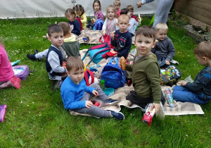 Dzieci na pikniku.