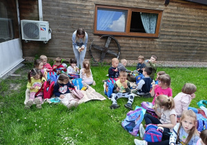 Dzieci na pikniku.