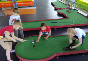 Dzieci grają w golfa.