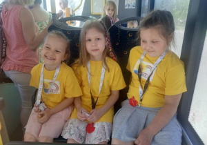 Marysia, Ola i Hania w czasie pierwszego kursu autobusu.