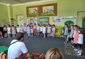 Dzieci recytują wiersz "Mam 5 lat".