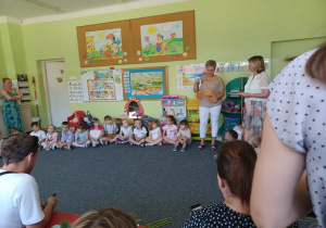 Pani Dyrektor gratuluje dzieciom ukończenia grupy 4 latków i prezentuje medale "wzorowego przedszkolaka".