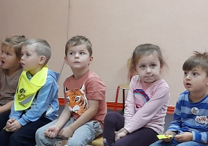 Dzieci słuchają opowiadania p. Selenty.