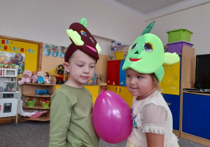 Nikodem i Nela w tańcu z balonami.
