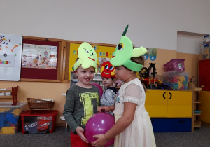 Nela i Olaf w tańcu z balonami.