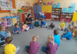 Dzieci z uwagą słuchaja opowiadania.