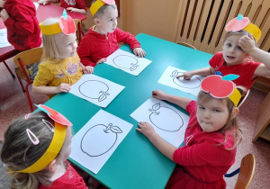 Dzieci malują jabłuszka