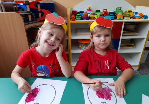 Nela i Ania malują farbami.