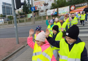 .Przejście przez skrzyżowanie na zielonym świetle.