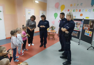 Nela, Miłosz i Marysia dziękują gościom za spotkanie i mądre słowa.