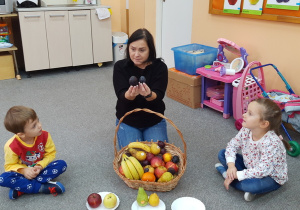 Dzieci dzielą owoce ze względu na wielkość.