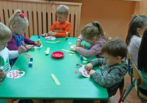 Dzieci wykonują swoje jabłuszka.