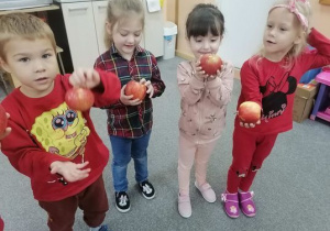 Dzieci opisują swoje jabłka.