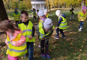Dzieci szukają skarbów jesieni.