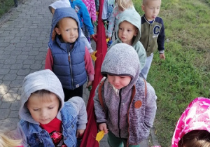 Dzieci obserwują najbliższą okolice przedszkola.
