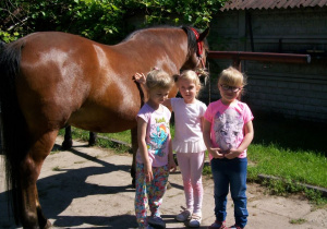 Dziewczynki i koń.