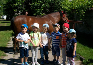 Dzieci i koń.