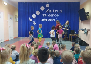 Dzieci prezentują swój taniec.