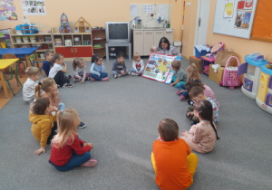 Dzieci z grupy "Biedronki" poznają mapę Polski.
