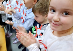 Przedszkolaki ubrane w odświętne stroje z okazji Święta Niepodległości.