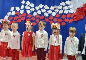 Dzieci śpiewają hymn polski