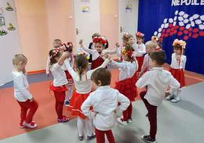 Układ taneczny do piosenki "Przybyli ulani pod okienko".