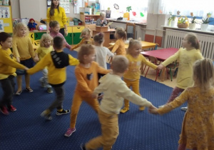 Dzieci tańczą w kołach.