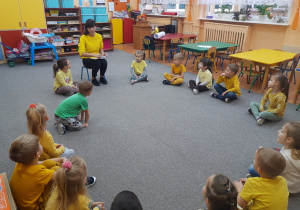 "Co to jest życzliwość?" dzieci odpowiadają na pytanie pani Justynki.