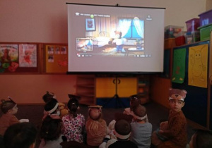 Dzieci oglądają przygody Misia Uszatka.