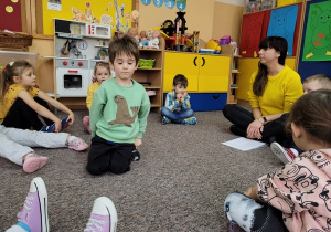 Dzieci słuchają wiersza o życzliwości.